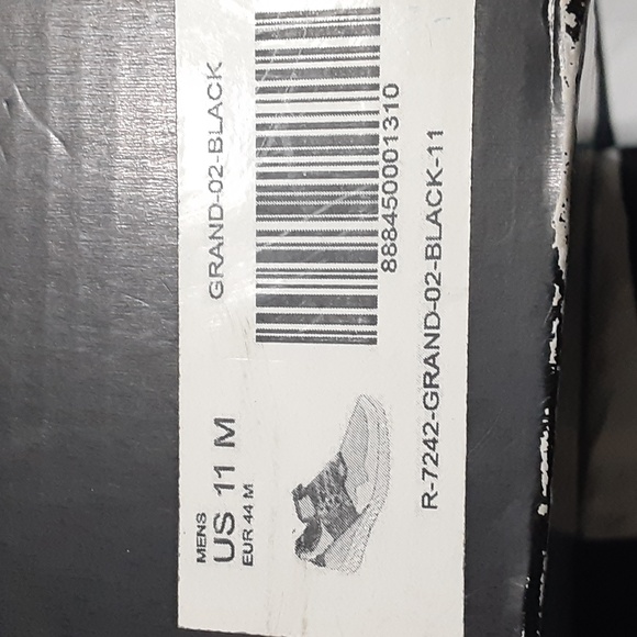 A black size 11 rocawear walking shoe in good condition ready for the with box - Picture 6 of 6